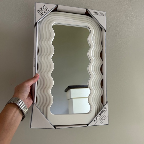 NIB Instagram Favorite White Wavy Mirror - Picture 3 of 7